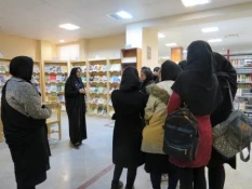 بازدید دانشجویان از کتابخانه مرکزی میبد 5