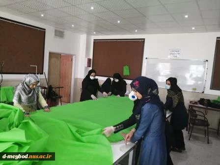 مشارکت آموزشکده فنی دختران میبد در تولید لباسهای بیمارستانی 4