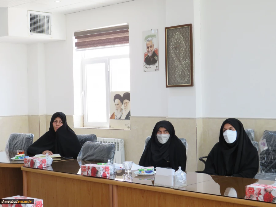 جلسه نماینده نهاد رهبری با اساتید معارف در آموزشکده فنی دختران میبد 4