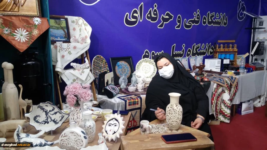 حضور آموزشکده فنی دختران میبد درنمایشگاه دست سازه های پژوهشی و،فن بازار استان یزد 3