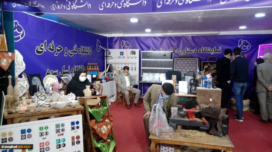 حضور آموزشکده فنی دختران میبد درنمایشگاه دست سازه های پژوهشی و،فن بازار استان یزد 5