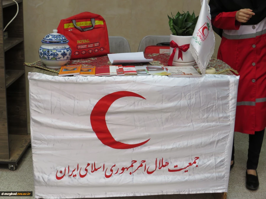 برگزاری ایستگاه سلامت به مناسبت هفته هلال احمر وصلیب سرخ در آموزشکده فنی دختران میبد 3