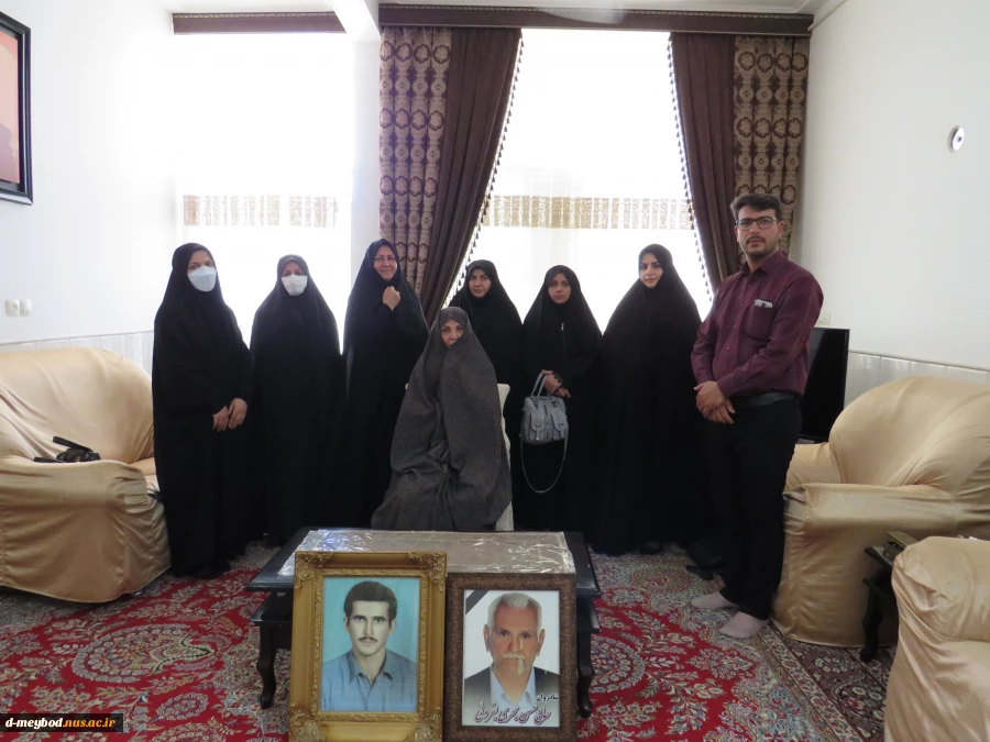 دیدار سرپرست وکارکنان آموزشکده فنی دختران میبدبا خانواده شهید حمید بحری 3