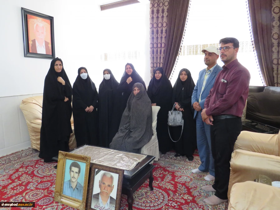 دیدار سرپرست وکارکنان آموزشکده فنی دختران میبدبا خانواده شهید حمید بحری 2