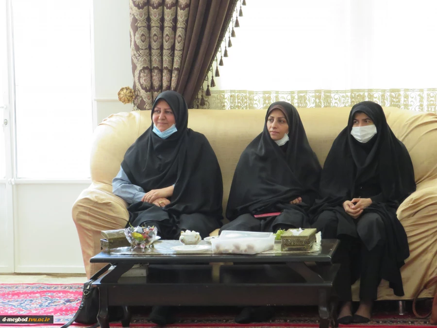 دیدار سرپرست وکارکنان آموزشکده فنی دختران میبدبا خانواده شهید حمید بحری 5