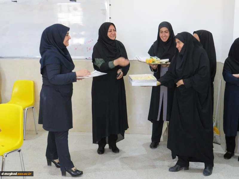 مراسم گرامیداشت روز معلم و تجلیل از اساتید آموزشکده فنی دختران میبد 3