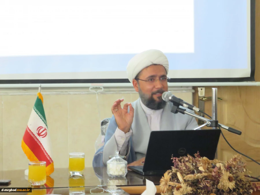 برگزاری جلسه  در آستانه عید سعید غدیر خم با سخنرانی جناب برزگر در آموزشکده فنی دختران میبد 5