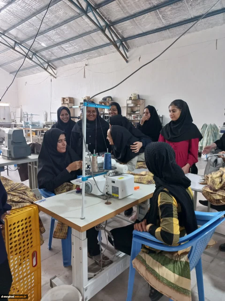 بازدید دانشجویان رشته طراحی ودوخت ازواحد تولیدی صدرا جامعه اردکان 2