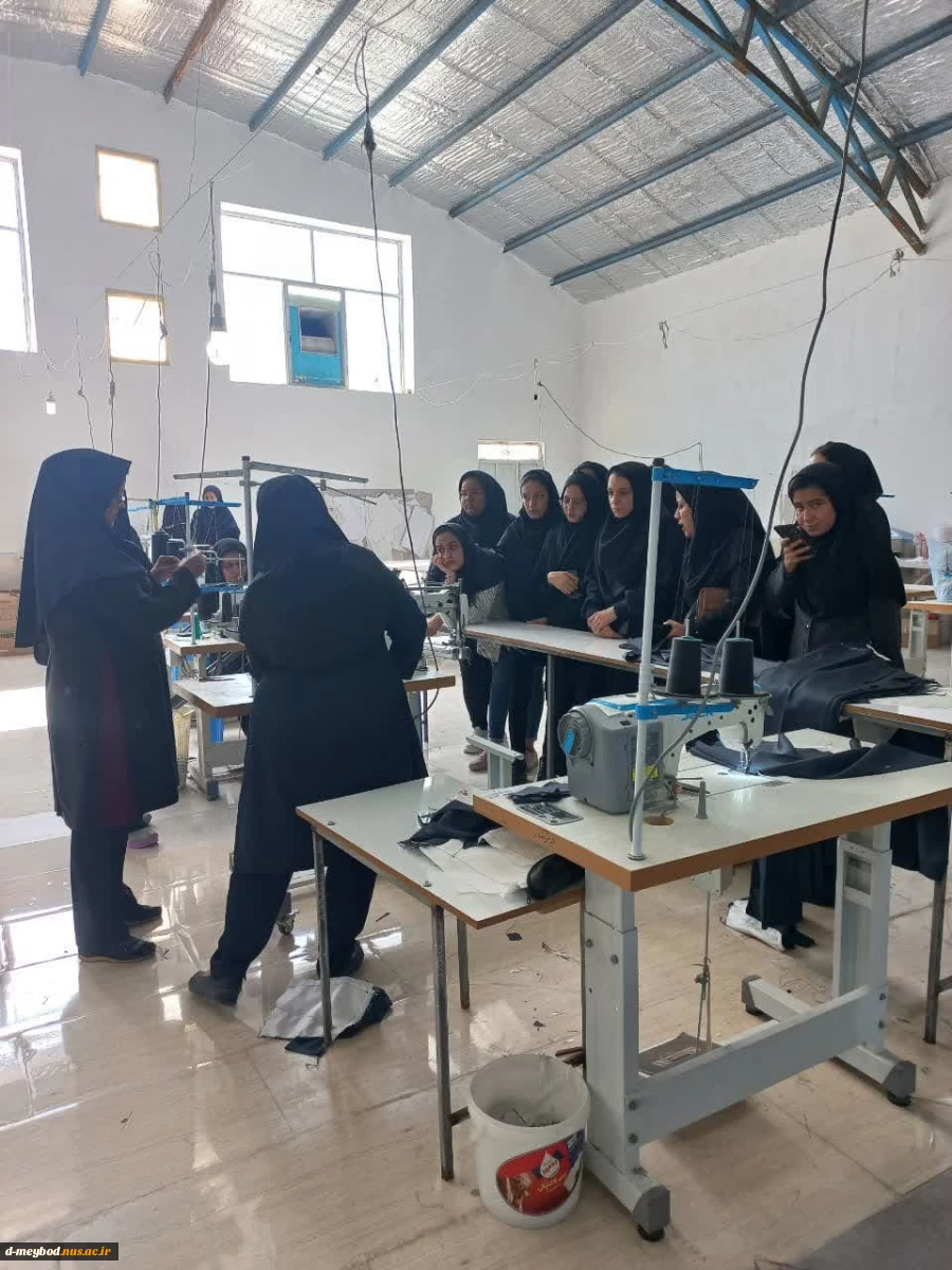 بازدید دانشجویان رشته طراحی ودوخت ازواحد تولیدی صدرا جامعه اردکان 4