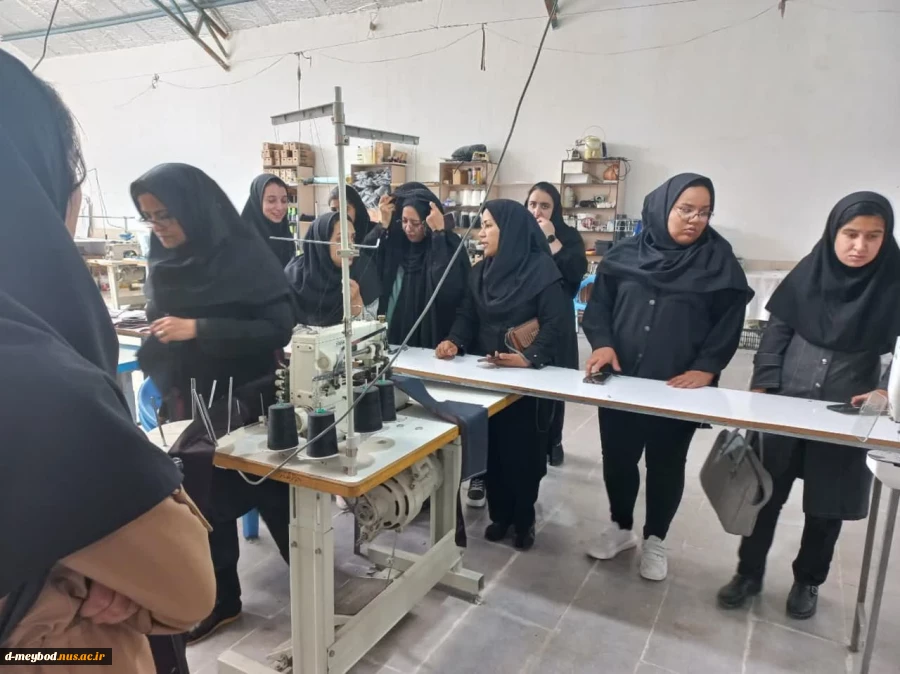 بازدید دانشجویان رشته طراحی ودوخت ازواحد تولیدی صدرا جامعه اردکان 5