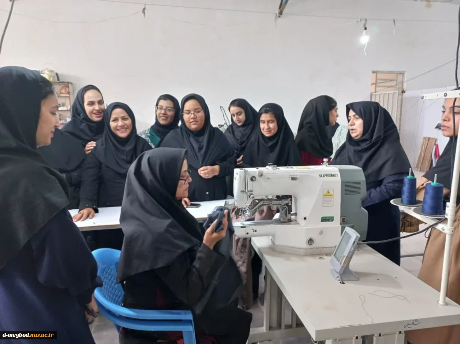 بازدید دانشجویان رشته طراحی ودوخت ازواحد تولیدی صدرا جامعه اردکان 6