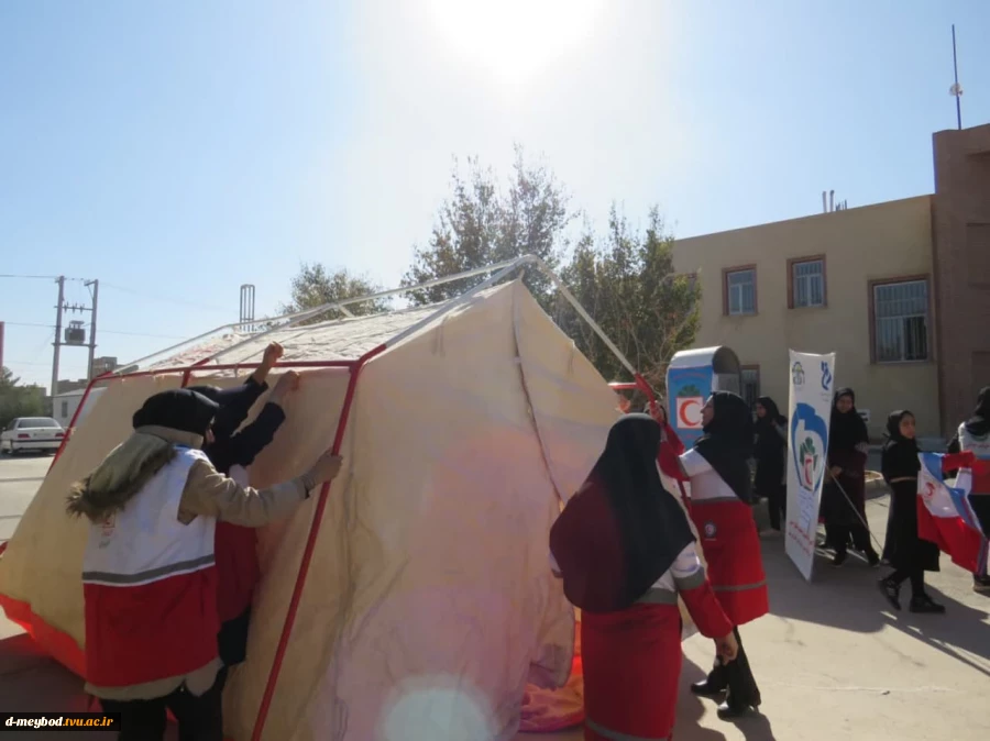 برگزاری کارگاه آموزشی چادر زنی با مشارکت واحد هلال احمر شهرستان در آموزشکده فنی دختران میبد 3