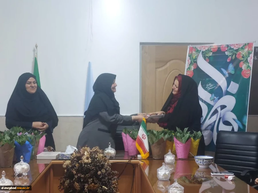 تقدیرریاست از بانوان شاغل در آموزشکده فنی دختران میبد 8
