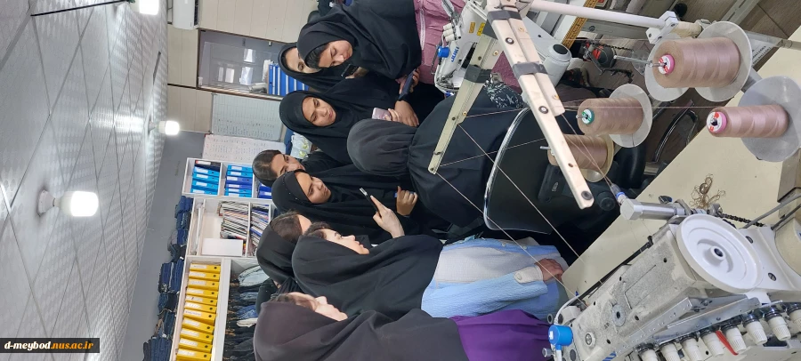 بازدید دانشجویان دانشگاه ملی مهارت واحد دختران میبد از شرکت کیان جامه،برندی جامع در تولید شلوار جین در استان یزد 4