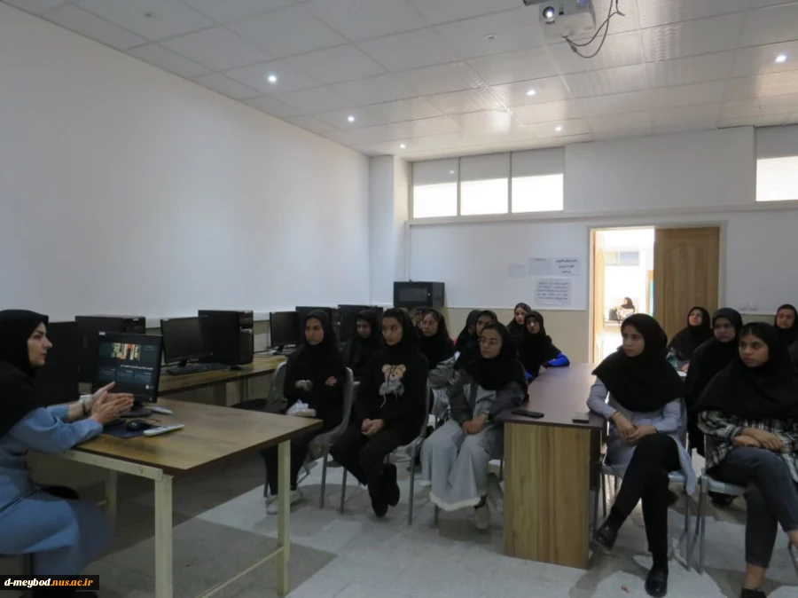 برگزاری سمینار "شخصیت شناسی در طراحی لباس " به مناسبت هفته کارآفرینی، در دانشگاه ملی مهارت واحد دختران میبد 4