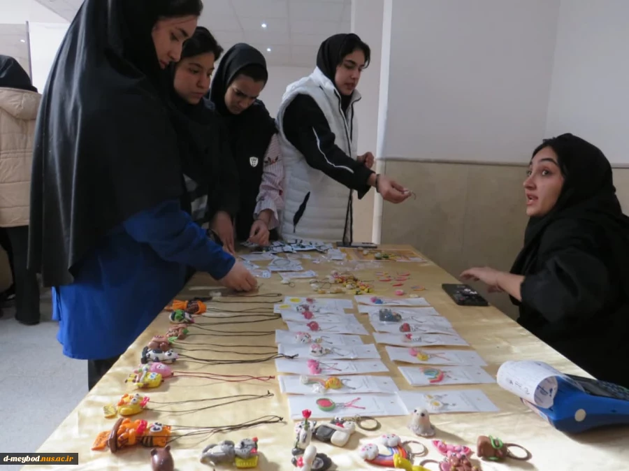 برگزاری نمایشگاه دستاوردهای دانشجویان وبانوان هنرمند در آموزشکده ملی مهارت دختران میبد 4