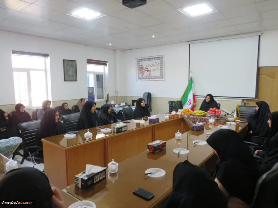 نشست صمیمانه ریاست آموزشکده ملی مهارت دختران میبد با کارکنان مرکز به مناسبت پاسداشت مراسم آیینی شب یلدا 4