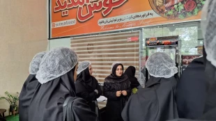 بازدید دانشجویان درس کارآفرینی رشته حسابداری از کارگاه تولید فرآورده‌های گوشتی ارگانیک ثریا فود 4