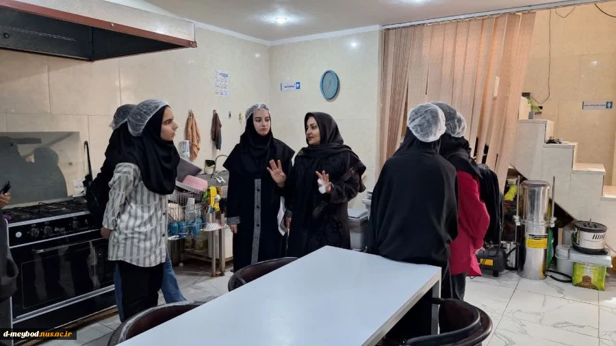 بازدید دانشجویان درس کارآفرینی رشته حسابداری از کارگاه تولید فرآورده‌های گوشتی ارگانیک ثریا فود 6