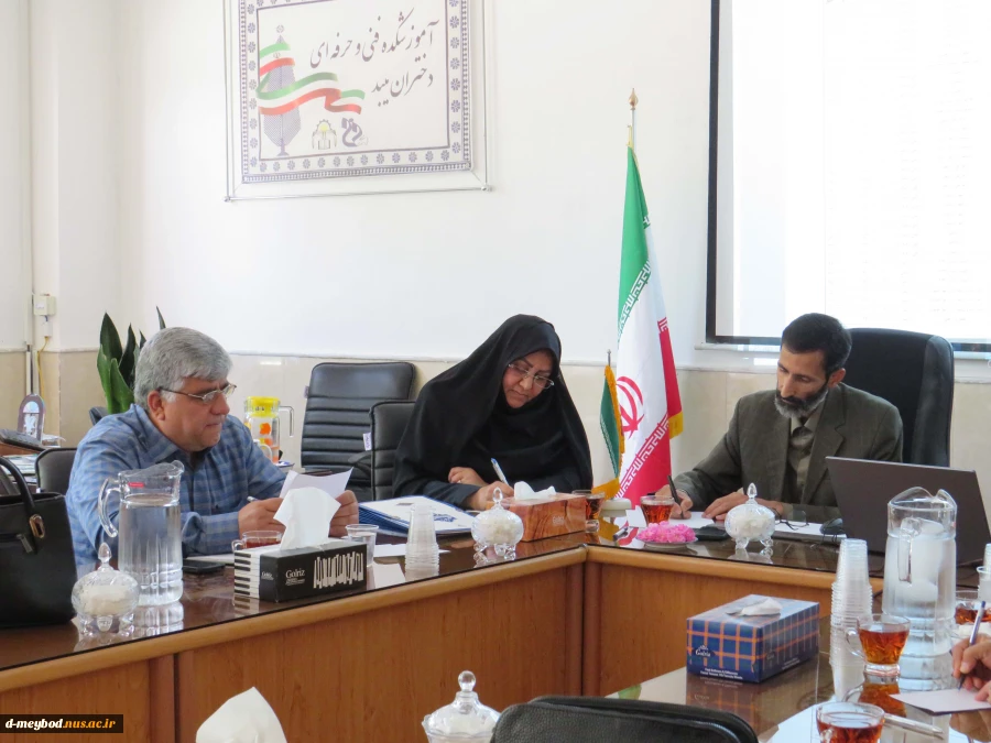 برگزاری جلسه با مدیران هنرستان در آموزشکده ملی مهارت دختران میبد 5