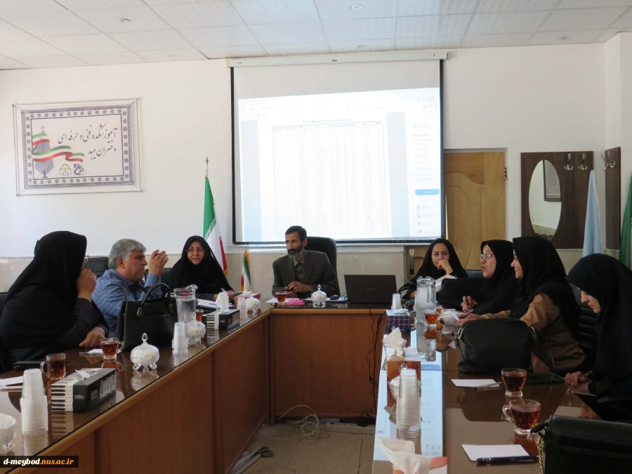 برگزاری جلسه با مدیران هنرستان در آموزشکده ملی مهارت دختران میبد 8