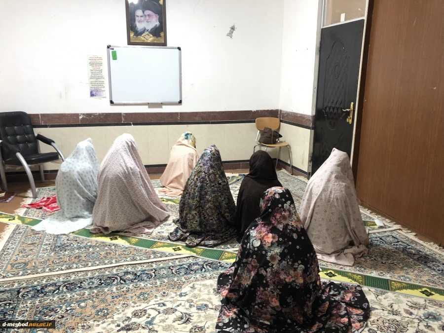 برگزاری جلسه ای دوستانه به مناسبت میلاد کریمه اهل بیت در خوابگاه دانشجویی شقایق آموزشکده ملی مهارت دختران میبد 3