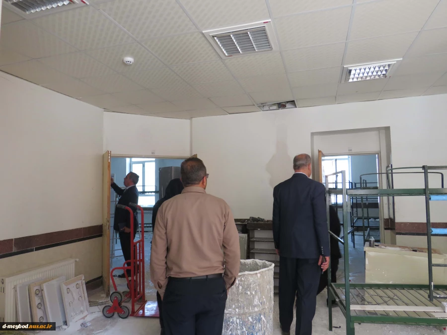 بازدید دکتر عمرانی نماینده نظارت استان از روند بازسازی خوابگاه دختران میبد 4