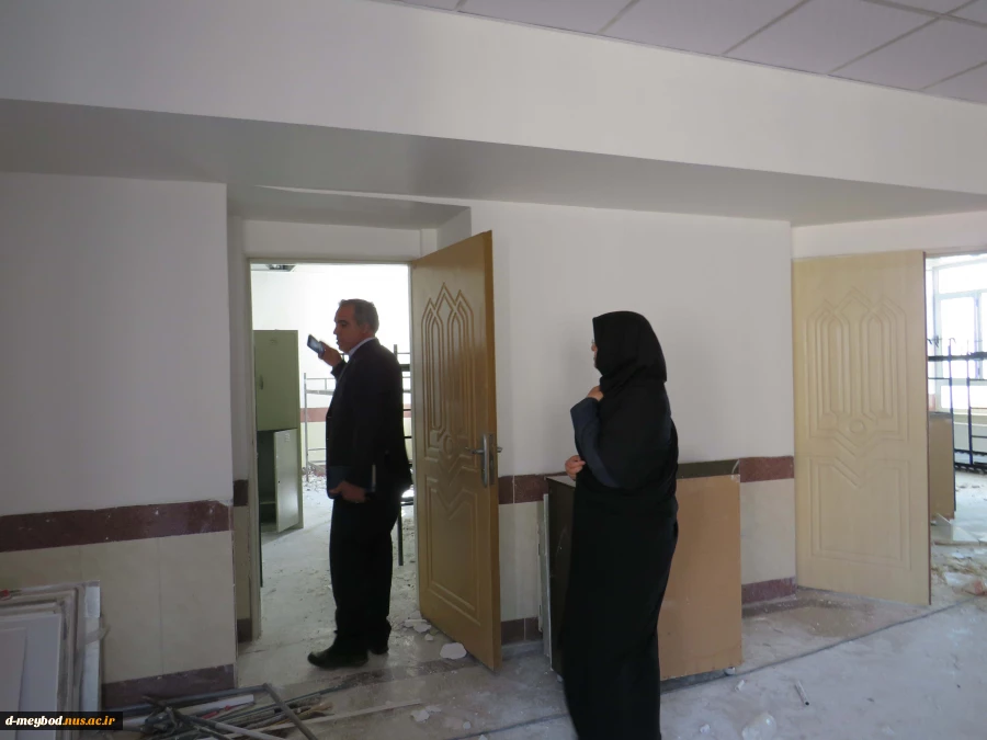 بازدید دکتر عمرانی نماینده نظارت استان از روند بازسازی خوابگاه دختران میبد 8