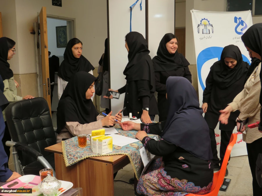 برپایی ایستگاه سلامت توسط کانون هلال احمر آموزشکده ملی مهارت دختران میبد 7