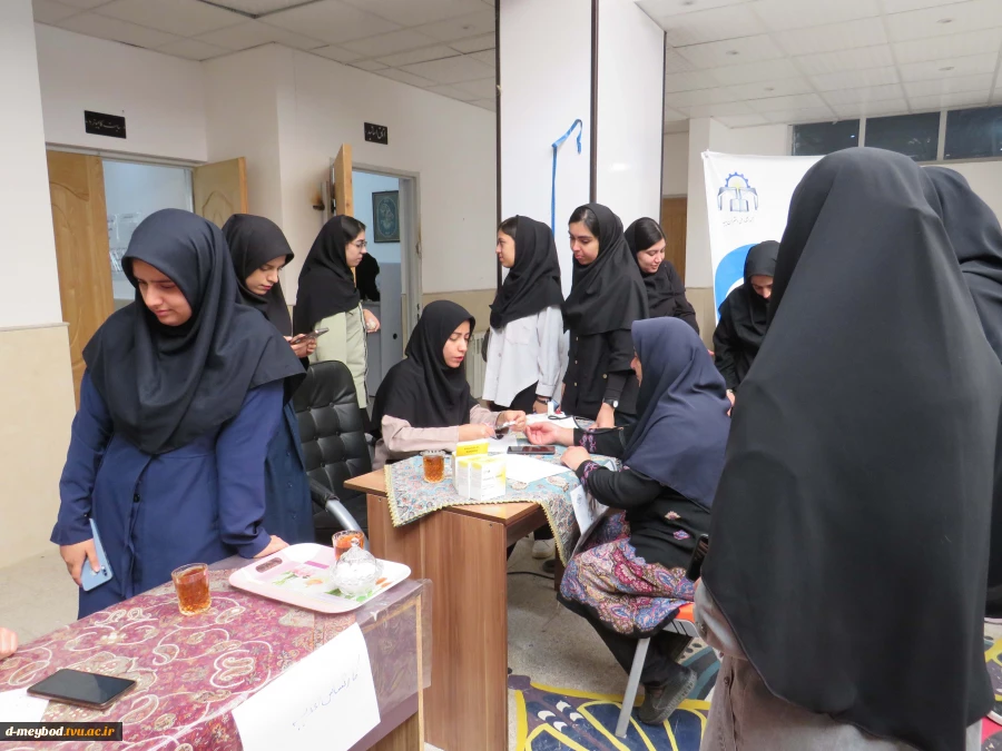 برپایی ایستگاه سلامت توسط کانون هلال احمر آموزشکده ملی مهارت دختران میبد 8