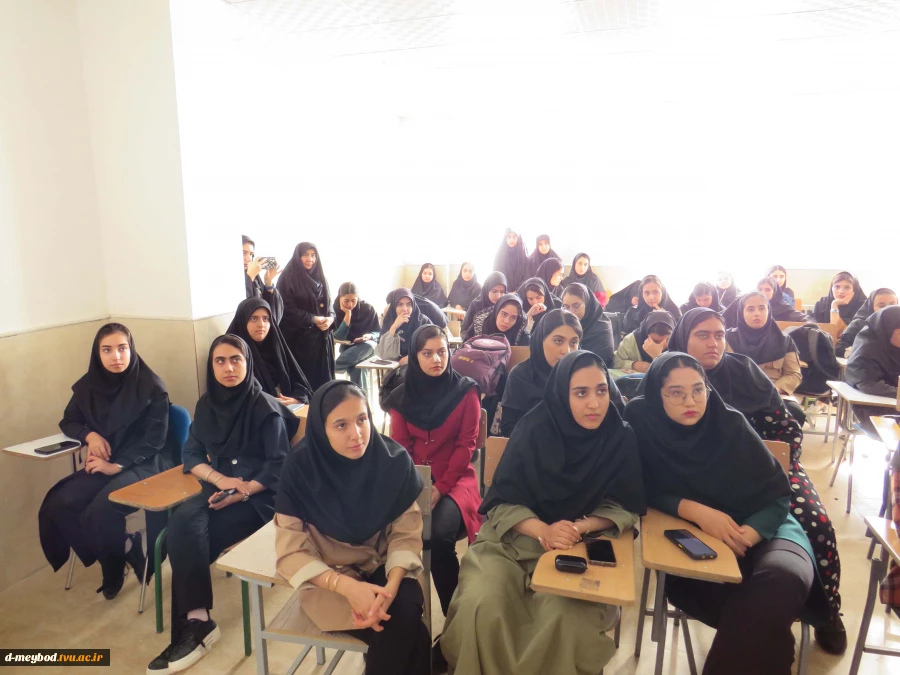برگزاری کارگاه تحلیل جنگ 12 روزه در آموزشکده دختران میبد 2
