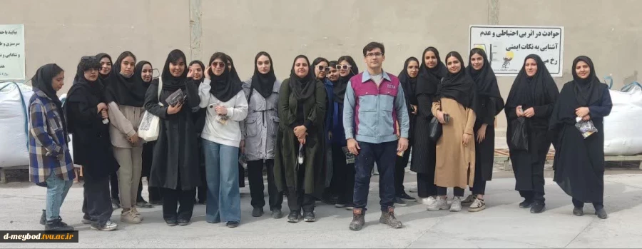 بازدید دانشجویان آموزشکده ملی مهارت دختران میبد از کارخانه کاشی ایفا سرام 2