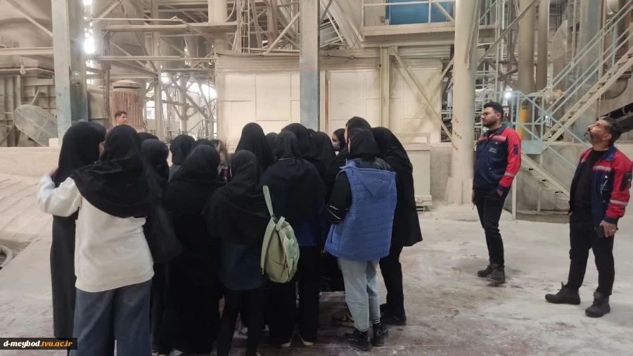 بازدید دانشجویان آموزشکده ملی مهارت دختران میبد از کارخانه کاشی ایفا سرام 5