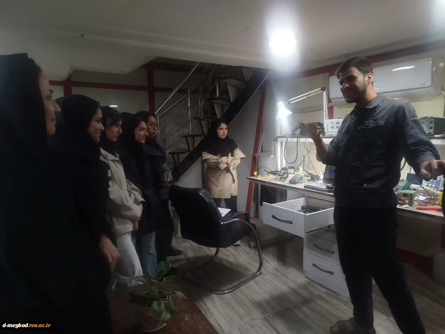 بازدید علمی دانشجویان کامپیوتر از کارگاه کارآفرینی در میبد 3