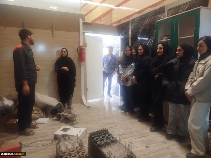 بازدید علمی دانشجویان کامپیوتر از کارگاه کارآفرینی در میبد 4