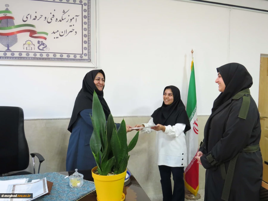 تقدیر از کارآفرینان جوان در مرکز دختران میبد 2