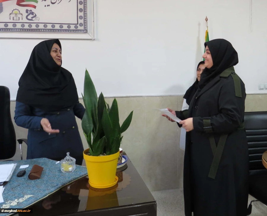 تقدیر از کارآفرینان جوان در مرکز دختران میبد 4