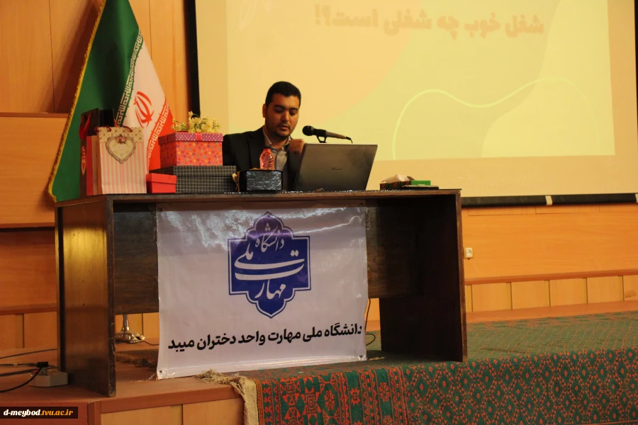 برگزاری سمینار تخصصی «پویش به سوی آینده» به همت استاد فاطمه کلانتر مهرجردی در سالن فرمانداری میبد 4