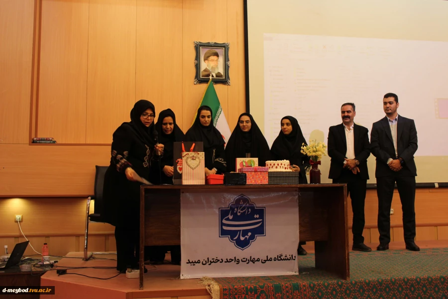 برگزاری سمینار تخصصی «پویش به سوی آینده» به همت استاد فاطمه کلانتر مهرجردی در سالن فرمانداری میبد 6