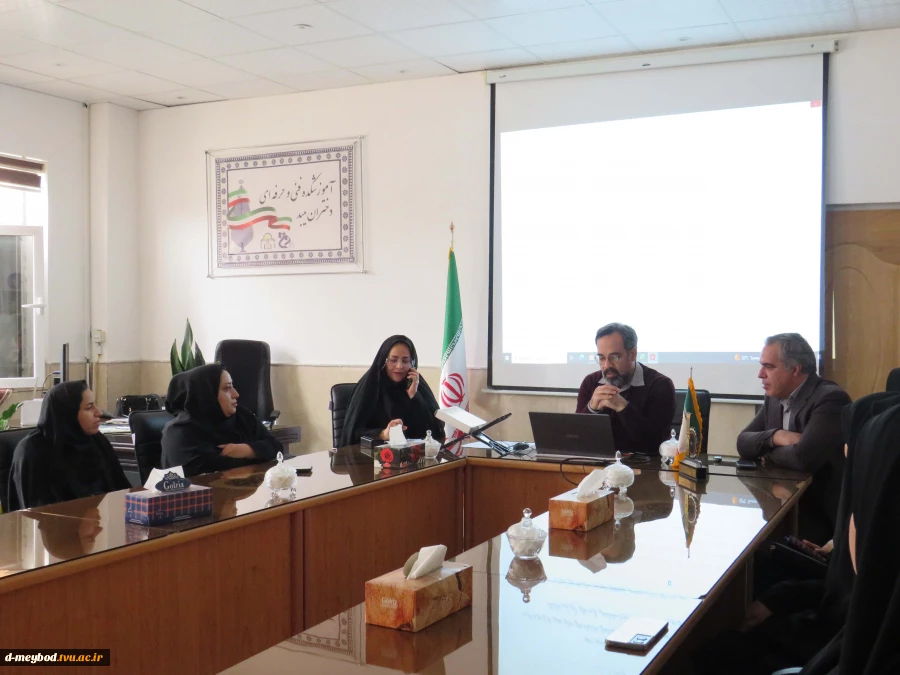 برگزاری جلسه تخصصی آموزشی با حضور دکتر امیدپناه ودکتر عمرانی در آموزشکده ملی مهارت دختران میبد 7