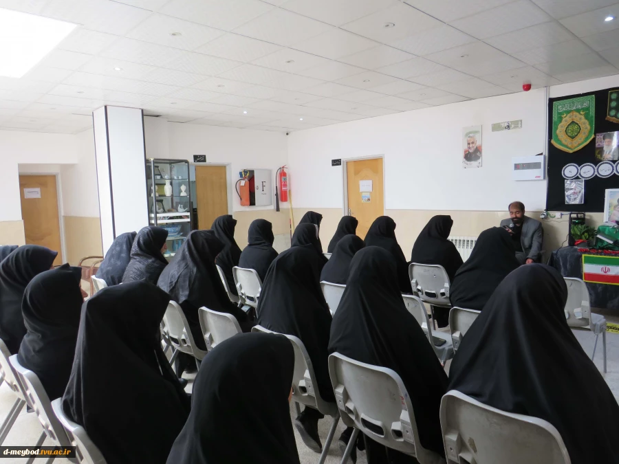 مراسم بزرگداشت  و خونخواهی رهبر شهید، نماد استقامت و شجاعت ملت در آموزشکده ملی مهارت دختران میبد 3